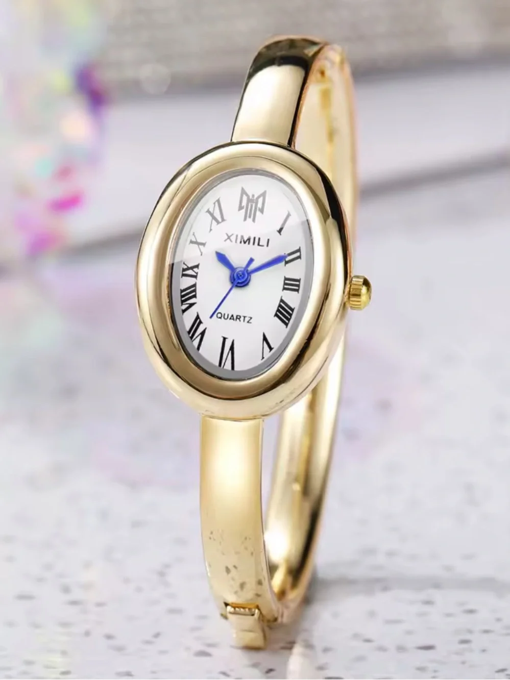 Baignoire Style Gold-Tone Oval Bangle Watch – Elegant Quartz Watch.
